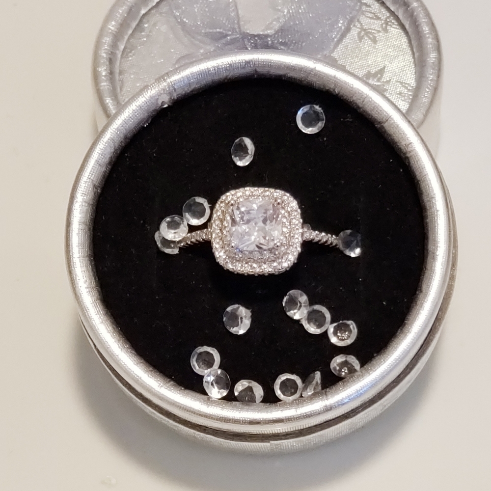 Beautiful silver plated zirconia ring size 8